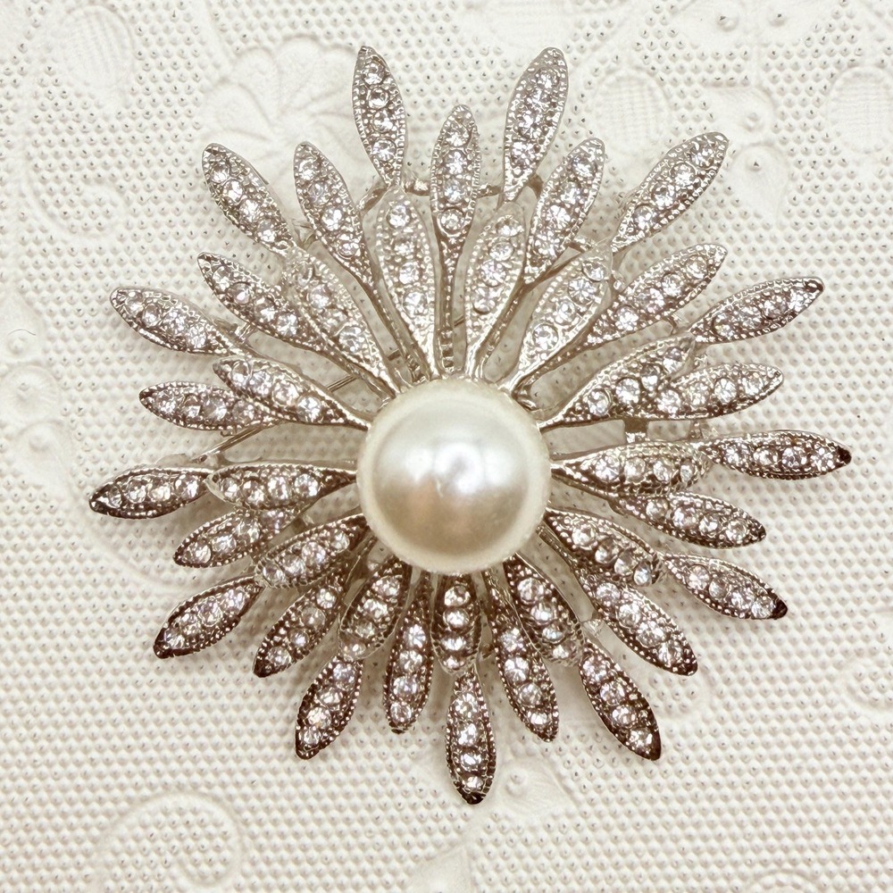 Vintage Big Silver Tone Starburst Flower Rhinestone Brooch w/ Faux Pearl Center